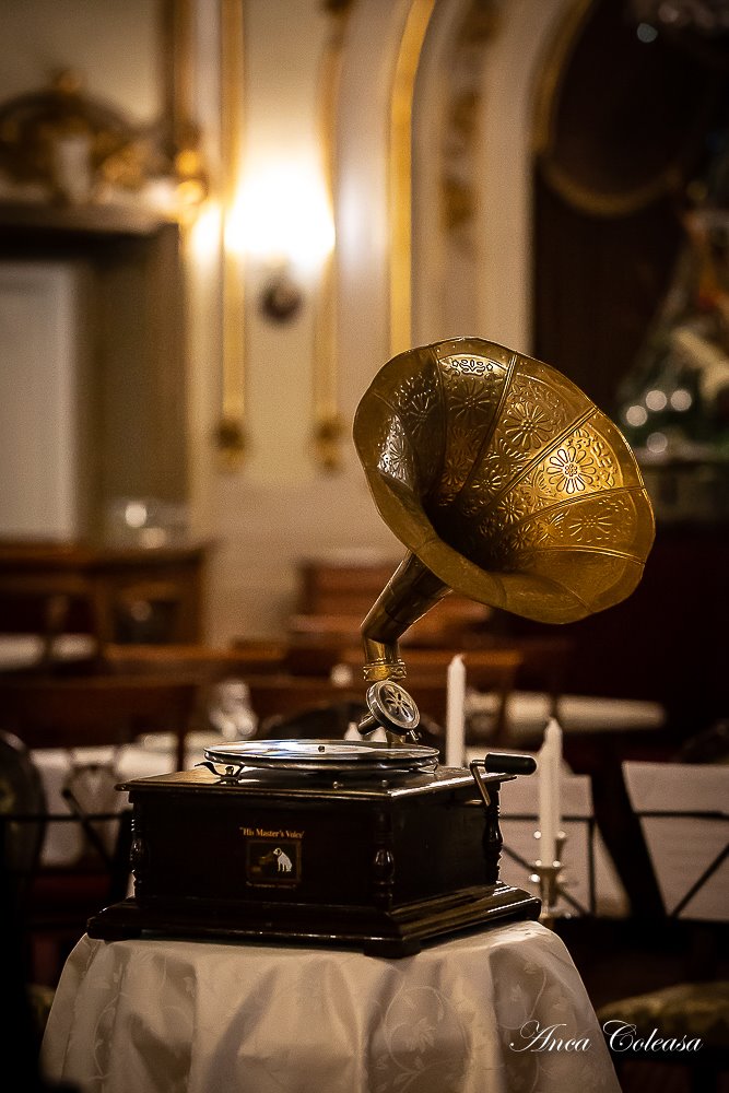 gramofon vintage retro cu palnie aurie his master's voice